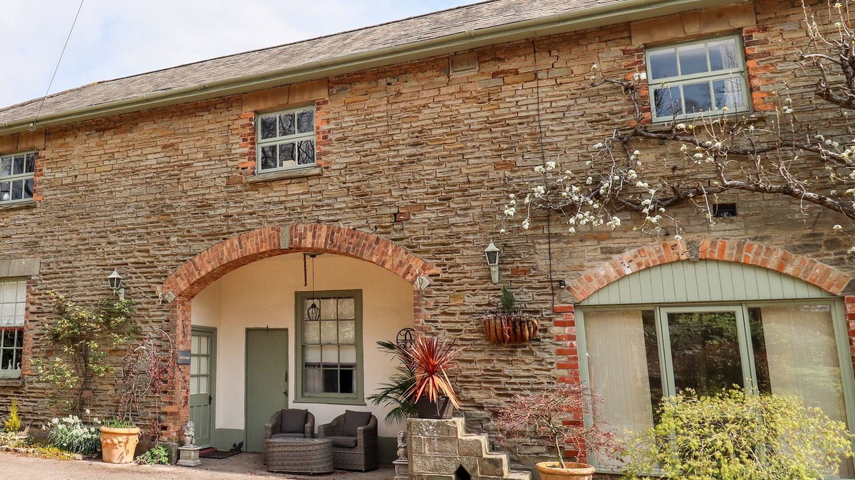 Lydney Cottage | THE STABLE, pet friendly, character holiday cottage in Lydney