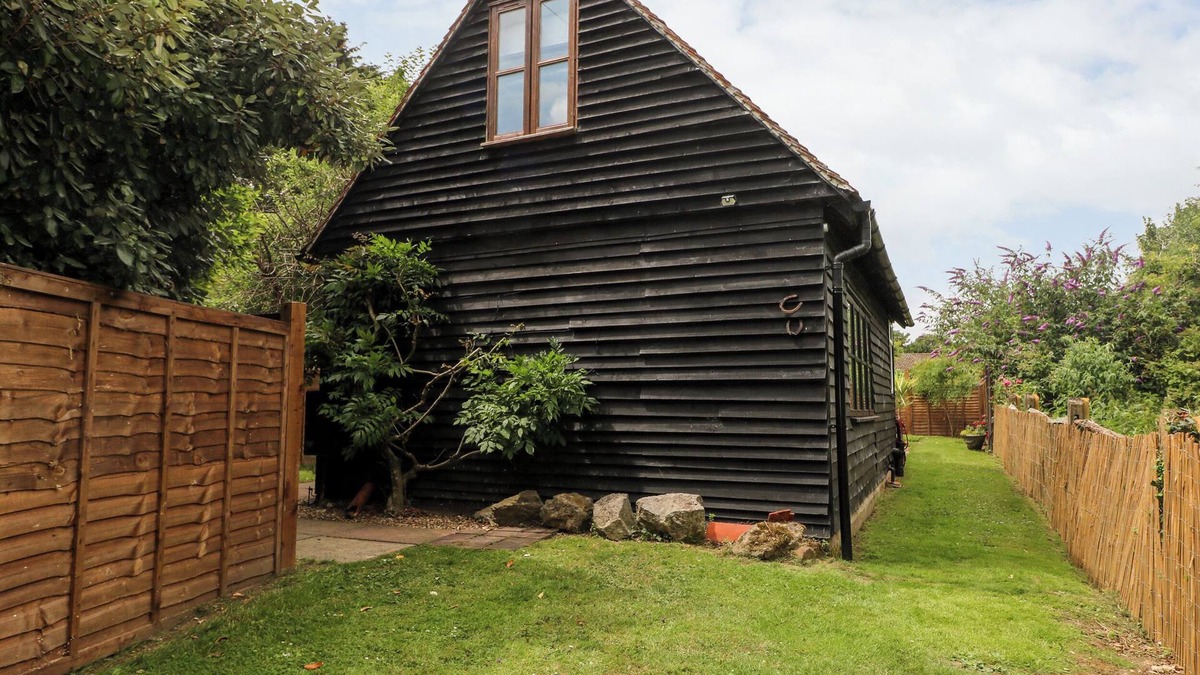 Fontwell Cottage | THE STABLES BARN, pet friendly, with a garden in Fontwell