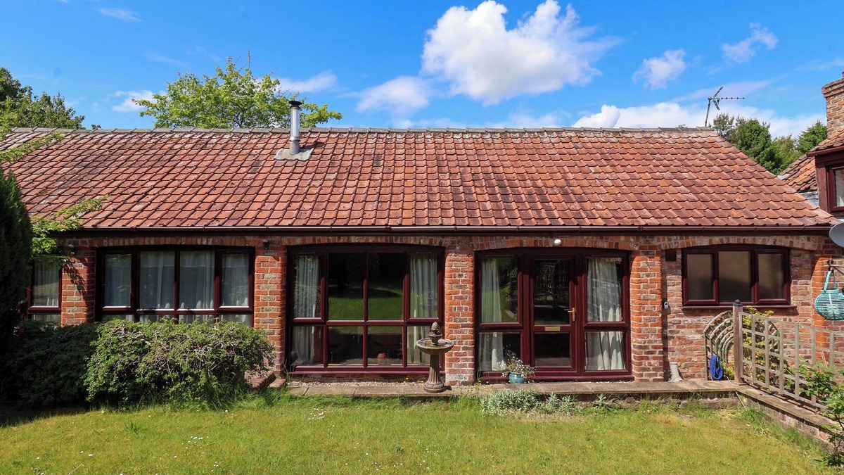 Kilham Cottage | THE STABLES, character holiday cottage, with open fire in Nafferton