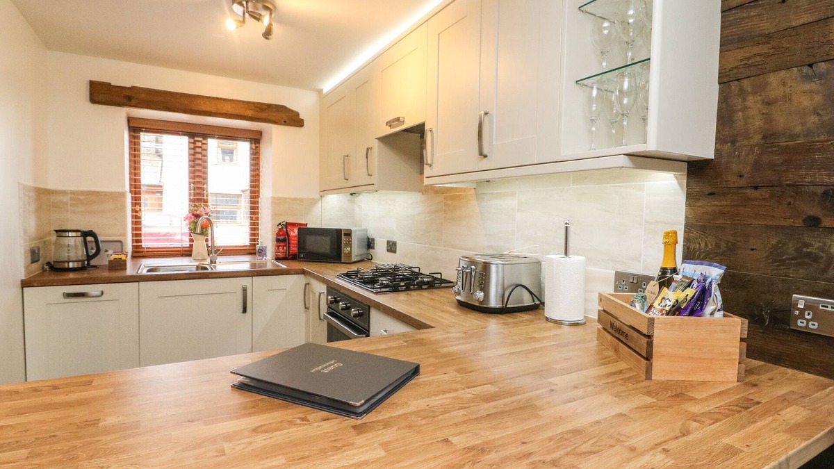 Milnthorpe Cottage | THE STABLES, family friendly, character holiday cottage in Endmoor