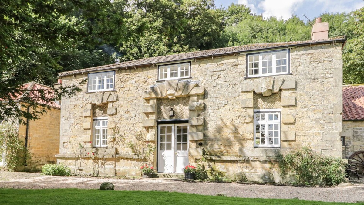 West Heslerton Cottage | THE STABLES, pet friendly, character holiday cottage in Ebberston