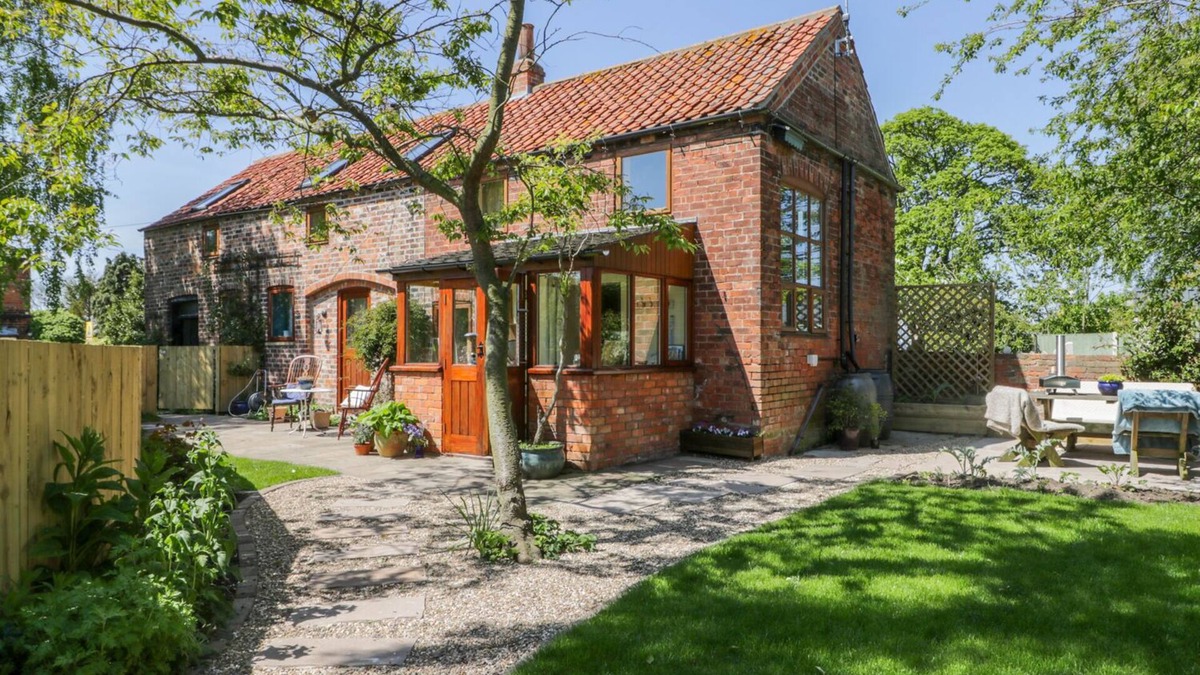 Roos Cottage | THE STABLES, pet friendly, character holiday cottage in Roos