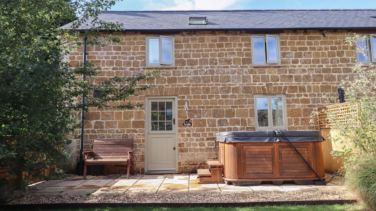 Chipping Norton Cottage | THE STABLES, pet friendly, luxury holiday cottage in Great Tew