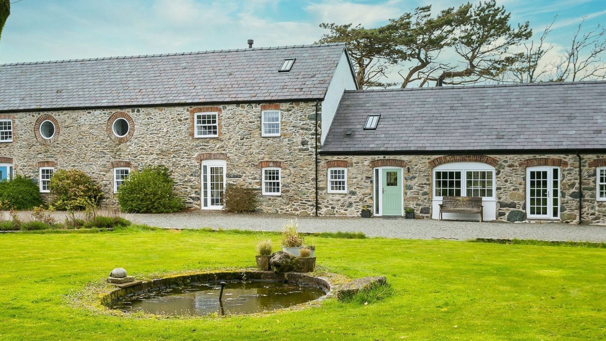 Bryngwran Cottage | The Stables - with hot tub sleeps 8 guests in 3 bedrooms