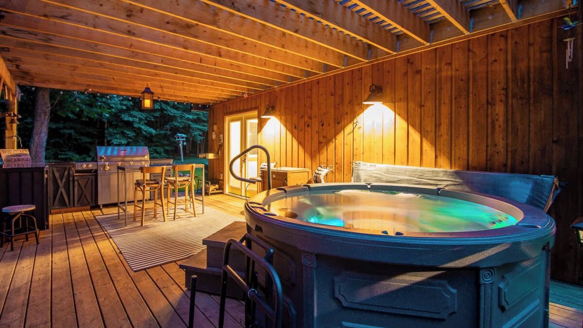 Torrance Cottage | The Stargazer - Wooded Treasure w/Hot Tub & Sauna