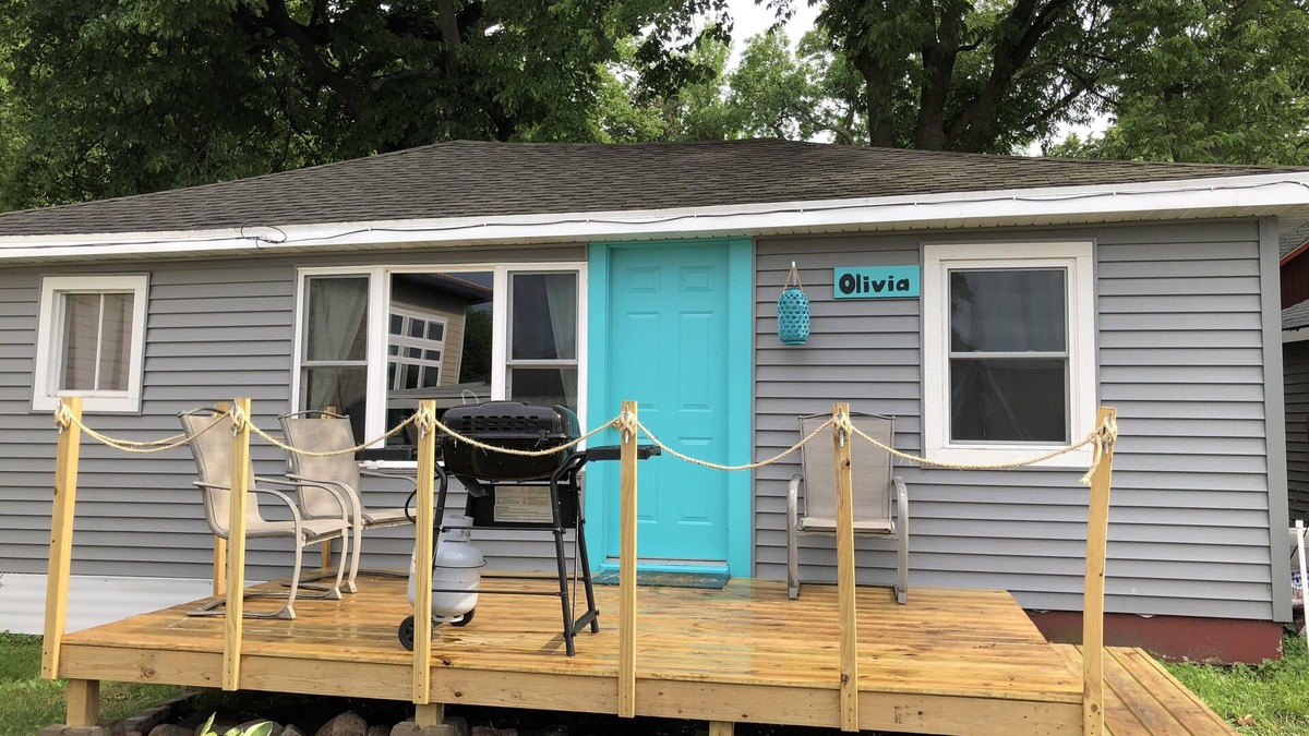 Arnolds Park Cottage | The Stella Cottage Sleeps 7 located 5 min walk from Arnolds Park.