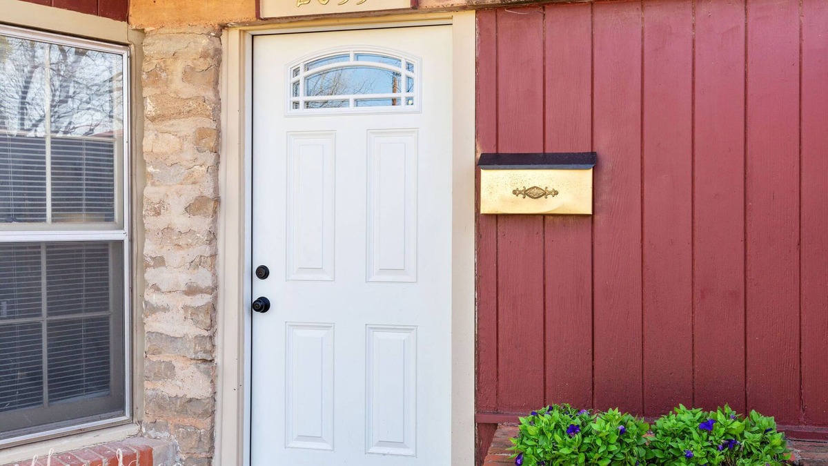 Sayles Blvd. Area Apartment | The Stiletto- Fashionable Stay