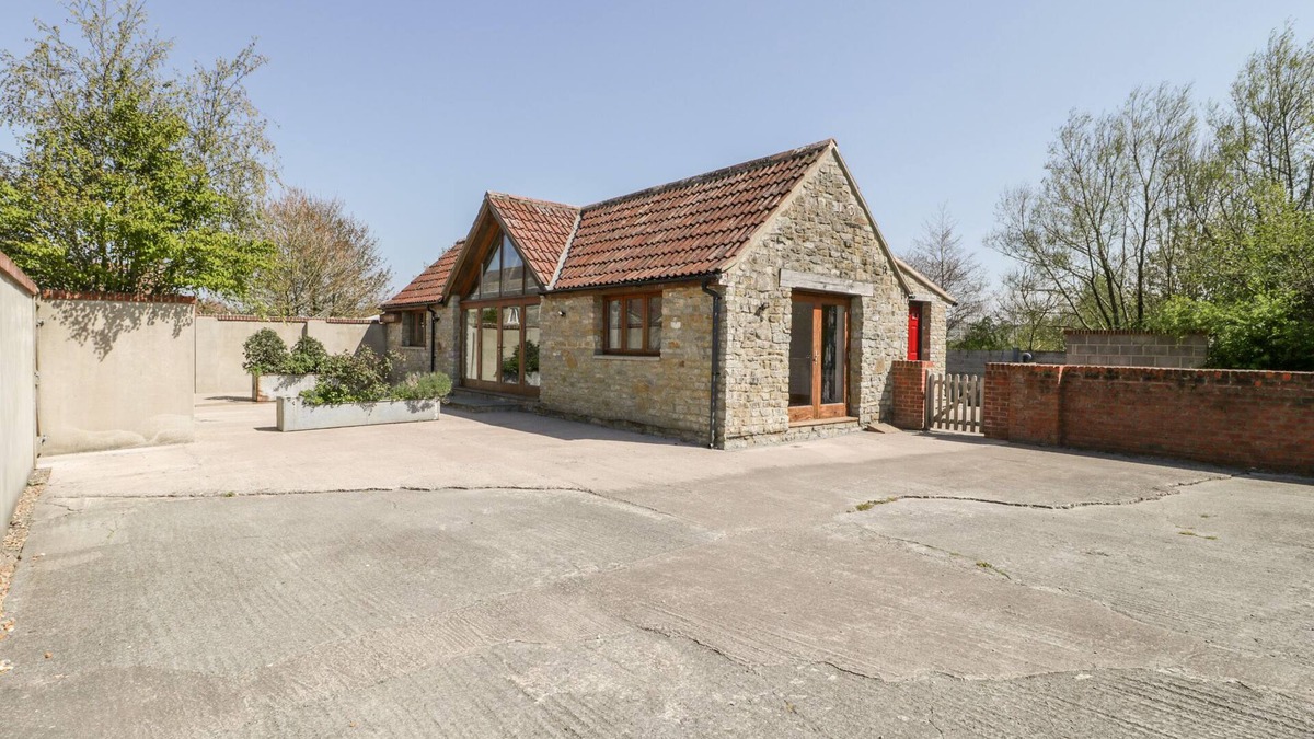 Shepton Mallet Cottage | THE STONE BARN, character holiday cottage in Shepton Mallet