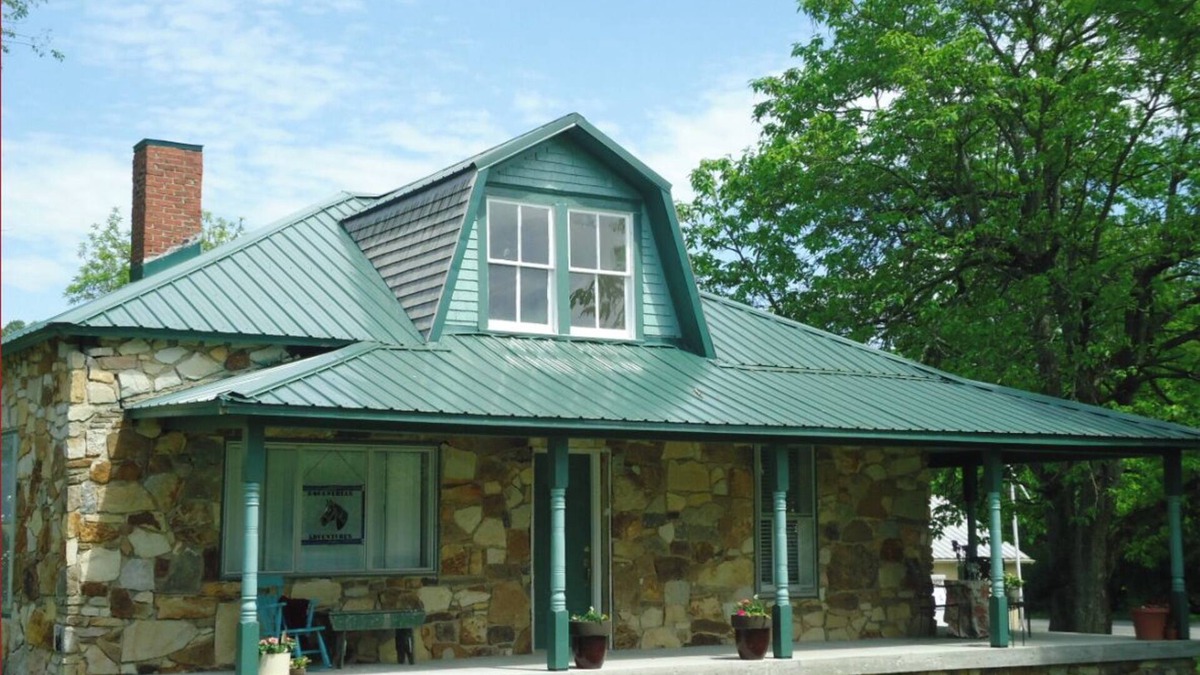 Fayetteville House | The Stone House/hot tub is within easy access to New River Gorge National Park.