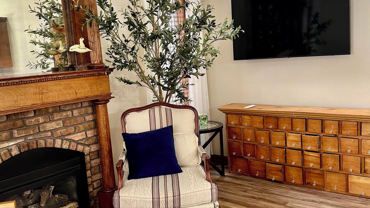 Fennville House | “The Stones Throw Chateau” Minutes to anywhere