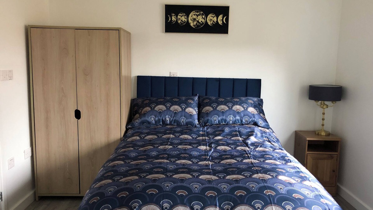 Swindon Apartment | The Studio - Free Parking, Breakfast included