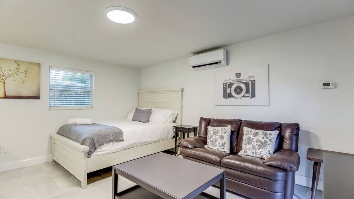 River Oaks House | The Studio in The Oaks near the cruise & airport - By Avi