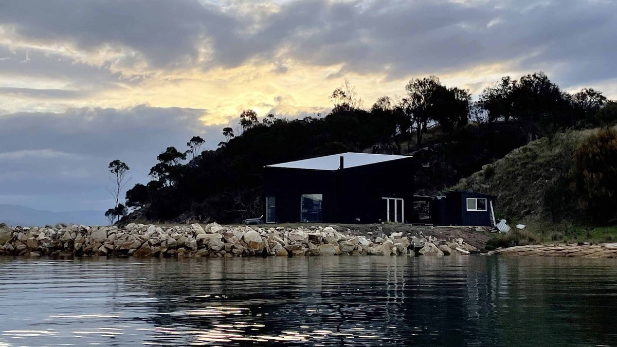 Sorell Council Apartment | The Studio - Seclusion by the water with your own private beach.
