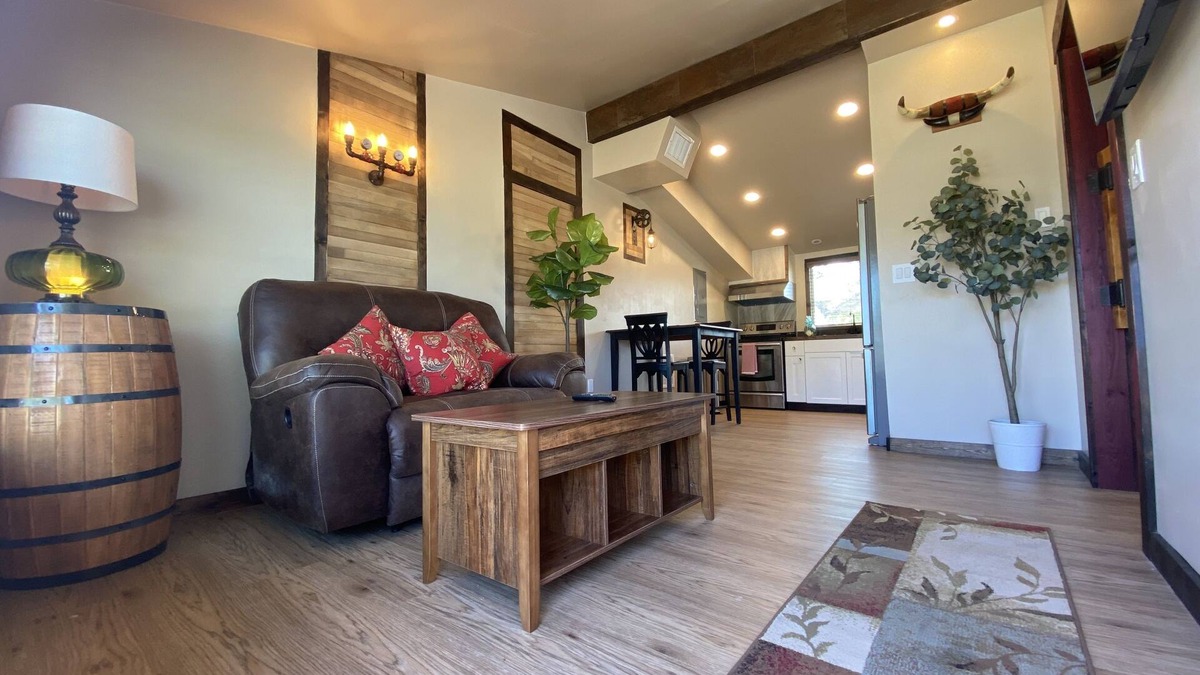 Royal Palms House | The Stylish Ranch With a Beautiful Relaxing Porch