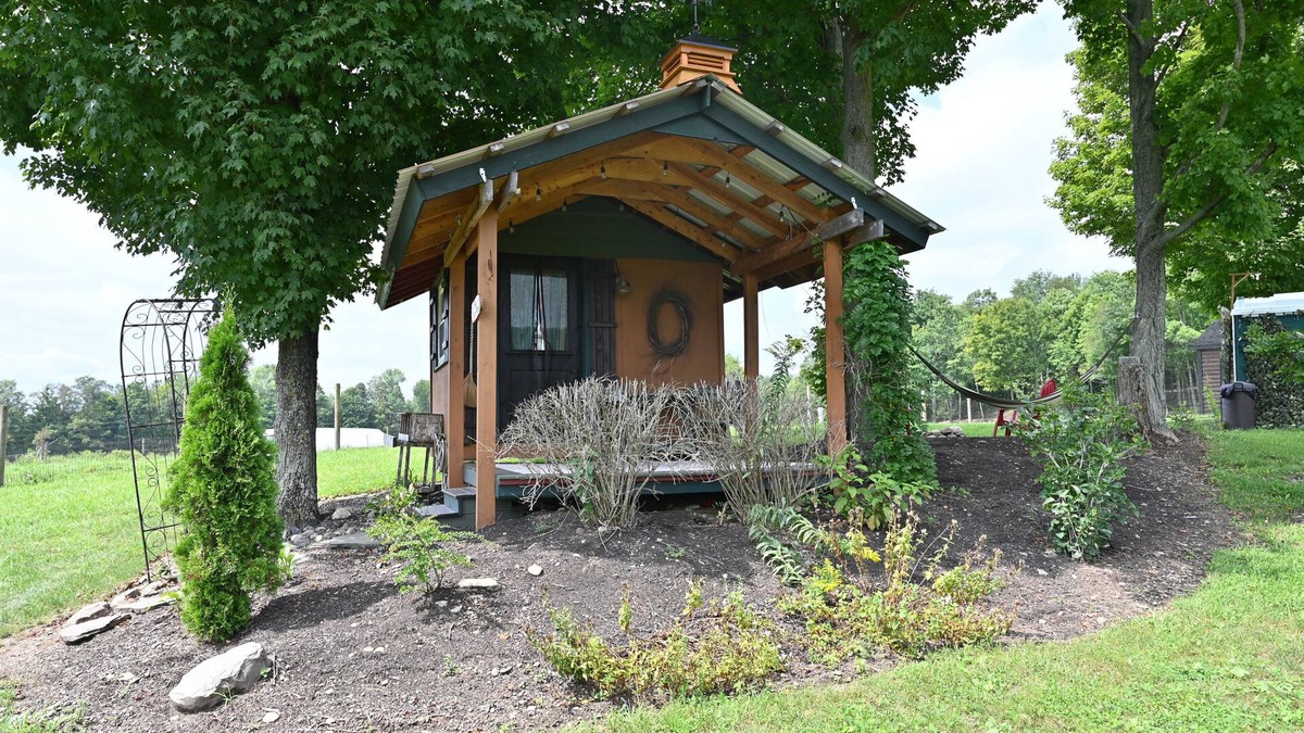 Caroline Cabin | The Suite Roost on Scottland Yard Farm