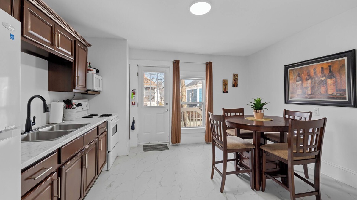 Queens Square Apartment | The Suites on Olde king Square Downtown Chtown