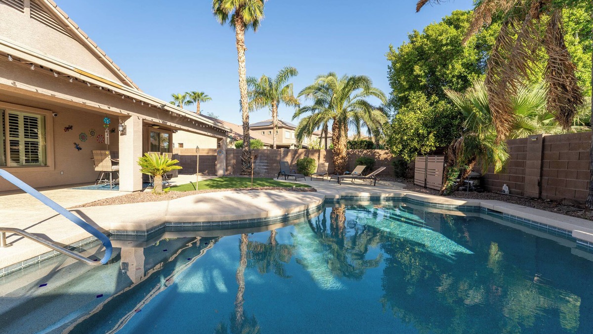 Cottonflower House | The Sun Goddess: 3-Bedroom Oasis with Private HEATED Pool. Close to Everything!