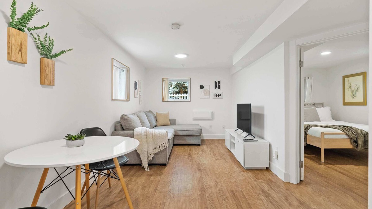 Sunnyside House | The Sunday | Charming Private Suite in Calgary