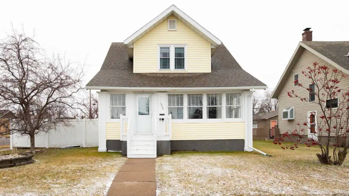 East End House | The Sunflower Home with Game Room & Hot Tub! Pet Friendly!