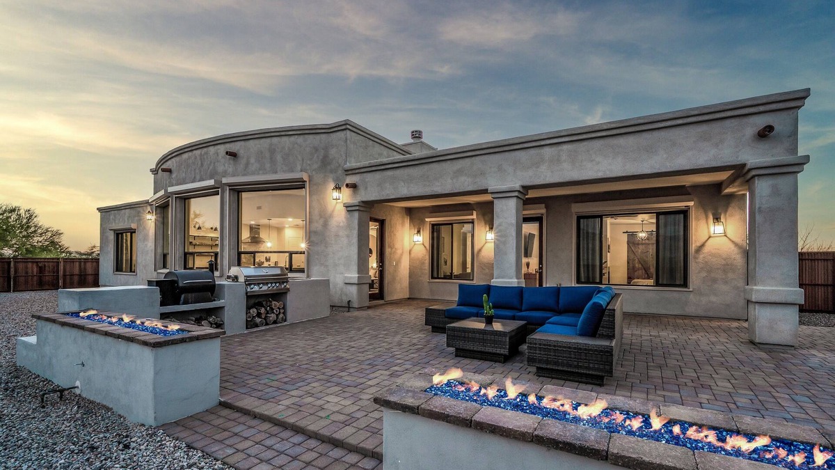 Tortolita House | The Sunkist Estate! Dedicated Game room, Huge backyard and room for 11!