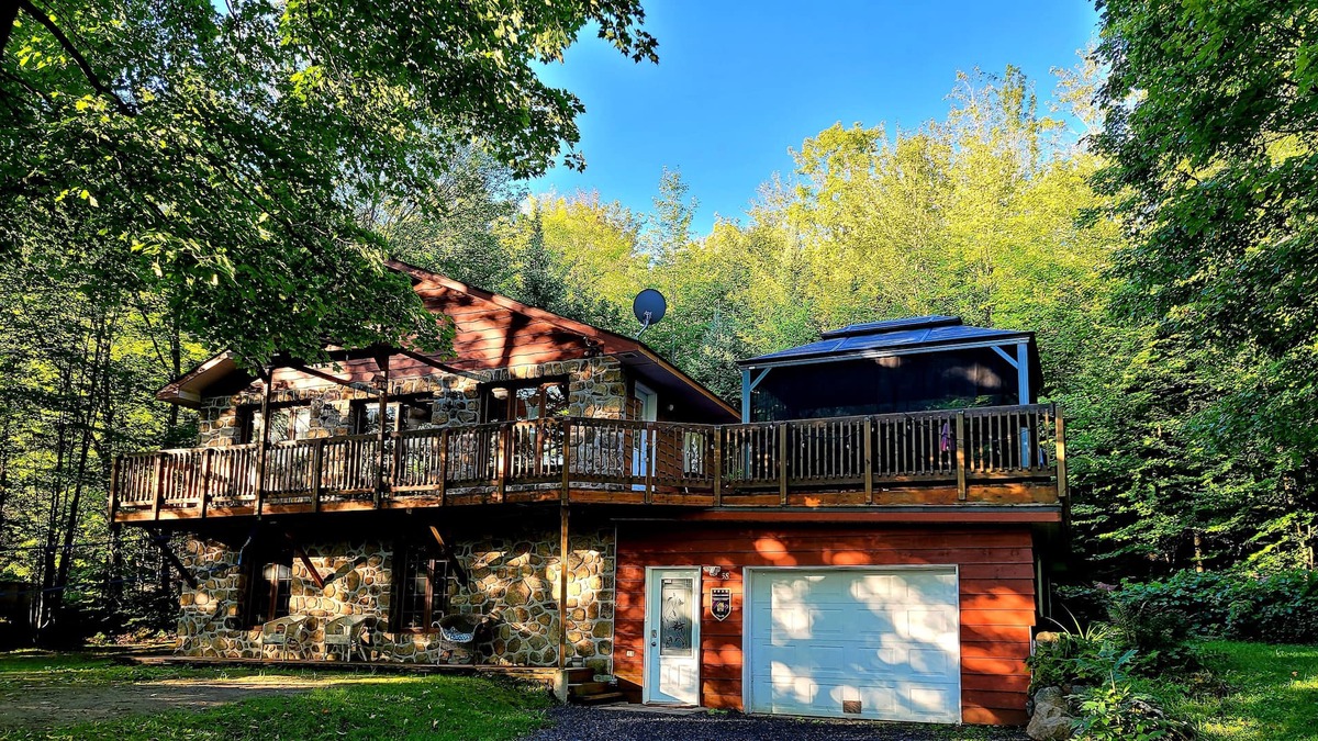 Sainte-Ann-des-Lacs House | The Sunny Terrace with spa