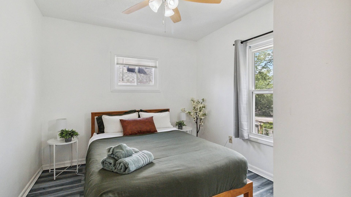 Cleveland Apartment | The Sunny Nook- The Sunroom APT West CLE