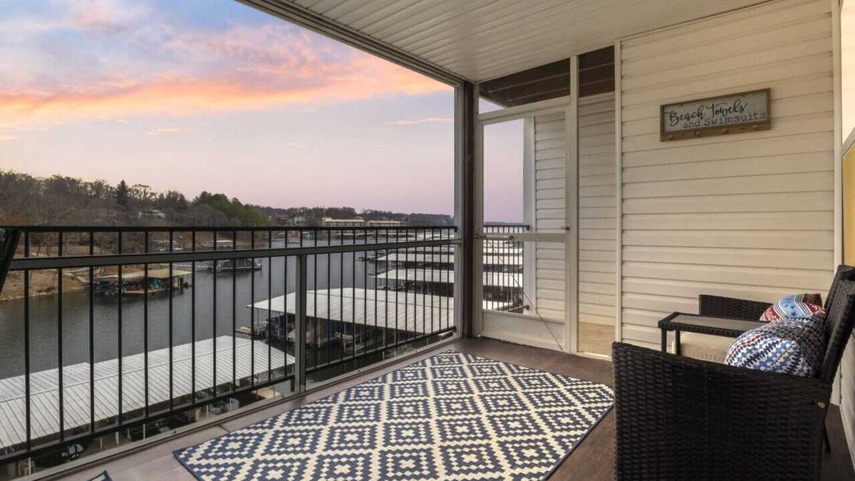 Lakeland Condo | The Sunrise Suite – Waterfront Screened Balcony w/Pool!