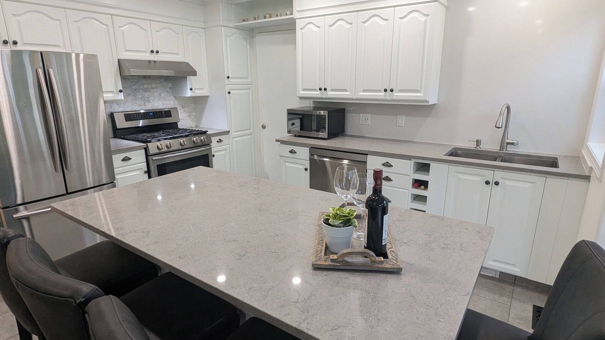 South Pandosy House | The Sunshine House | Near Beaches And Wineries!