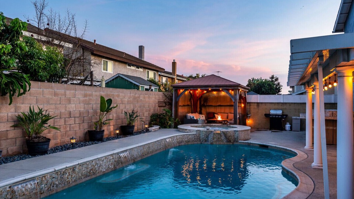 La Palma Apartment | The Sunshine Poolhouse w/2 Primary Suites - 15 Min to Disney!