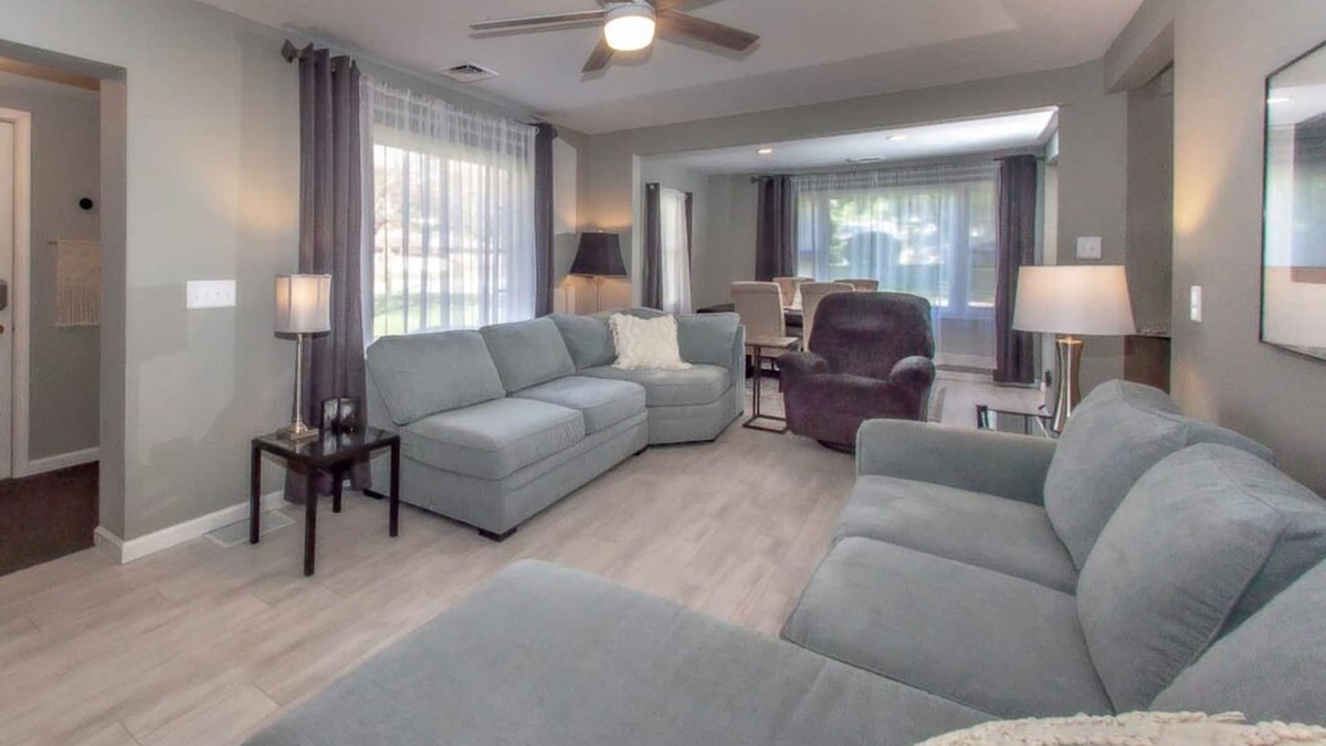Three Oaks House | The super comfy Buck!