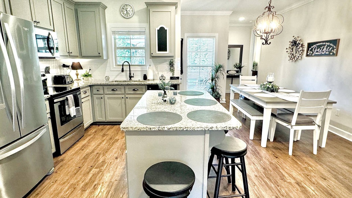 Oxford House | The Sweet Magnolia 4BR Deluxe by Velvet Ditch Villas