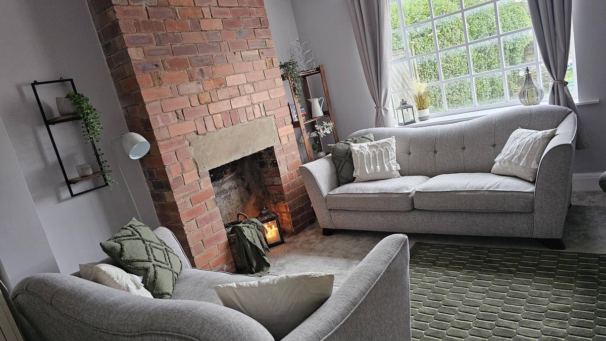 Chapeltown House | The Sweetbriar Cottage 3 bedroom house in Leeds