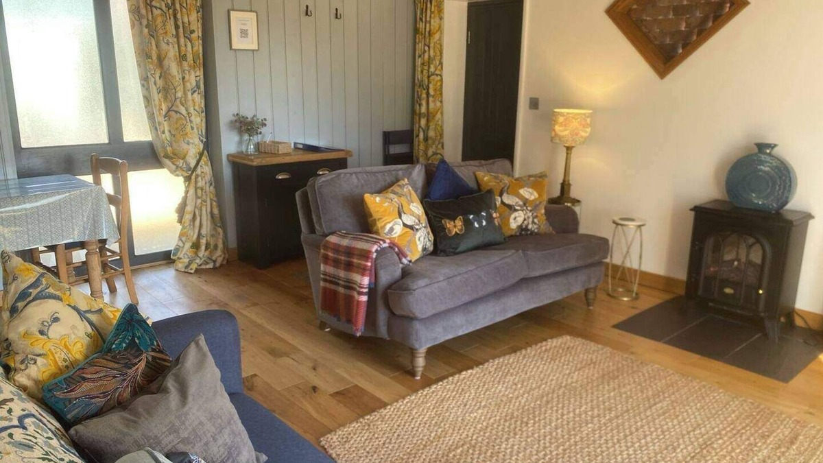 Stowmarket Cottage | The Tack Room Cottage - Sleeps 4, Garden & Parking