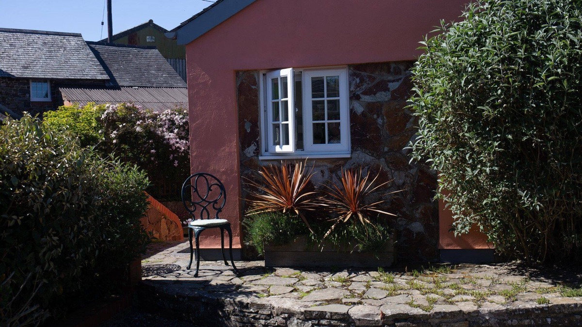 Hartland Cottage | The Tack Room, shared hot tub and sauna
