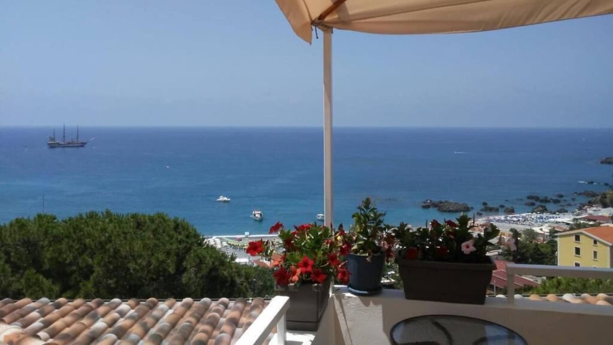 Scalea House | The Terrace on the Sea