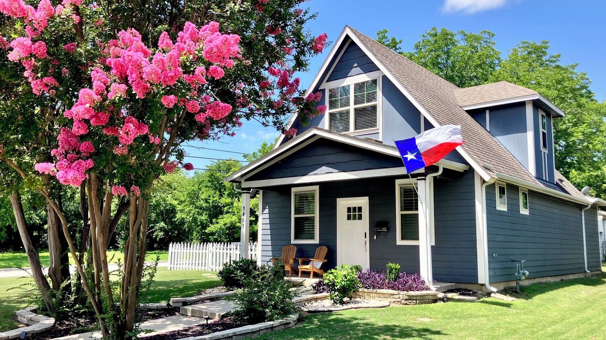 McKinney House | The Texas Bluebonnet 3 Bdrm 2-Story Home in Historic Downtown McKinney Area