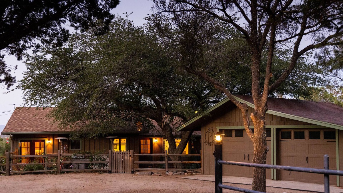Prescott House | **The Thumb Butte Retreat** 5 min drive to Downtown. Pet friendly with big yard!