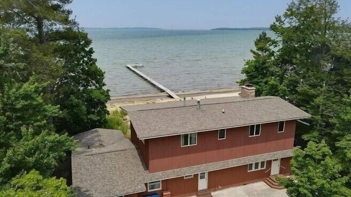 Traverse City House | The Tides on East Bay