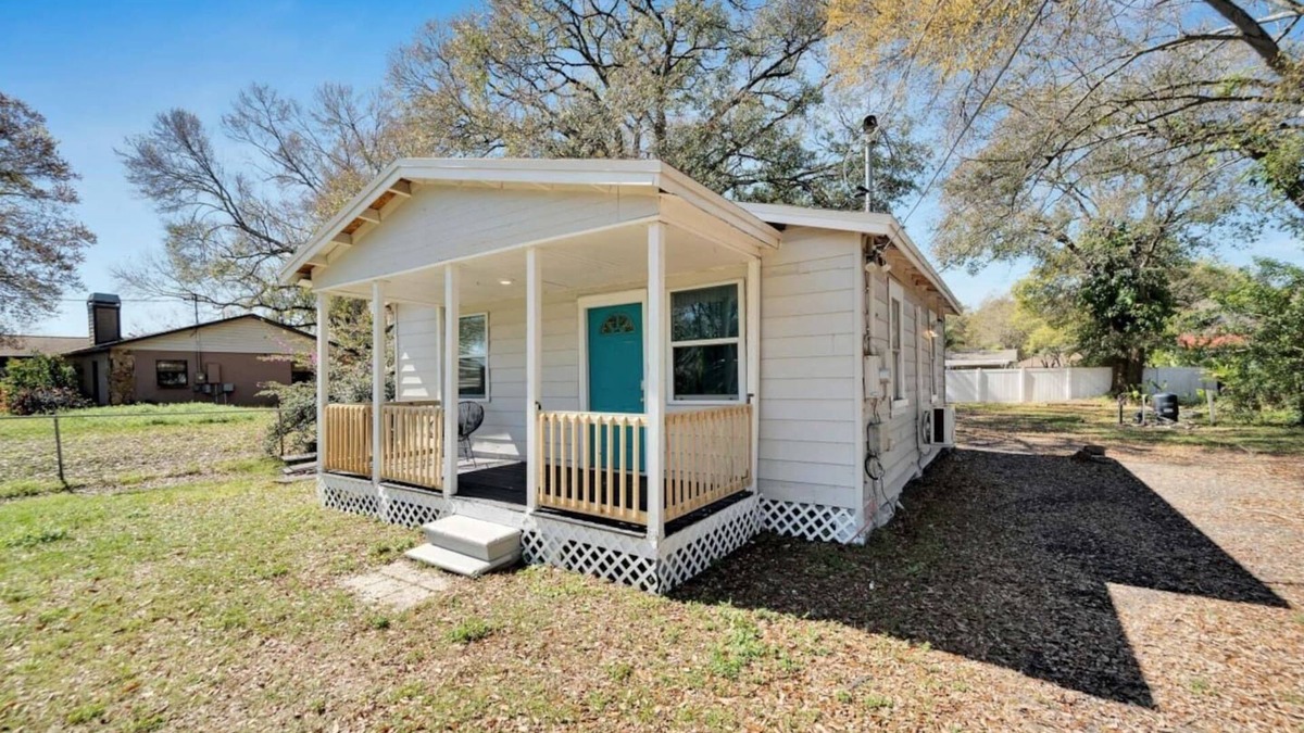 Greater Palm River Point CDC House | The Tiny Cottage | Located In Central Tampa