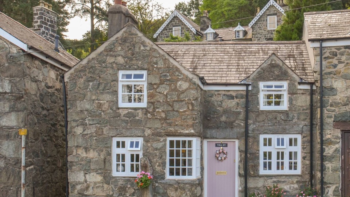Dolgellau Cottage | THE TOLL HOUSE, pet friendly, character holiday cottage in Dolgellau