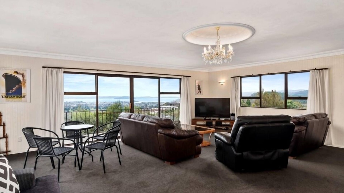Rotorua House | THE TOP DECK (LONGER DISCOUNTED CORPORATE STAYS ARE WELCOME)