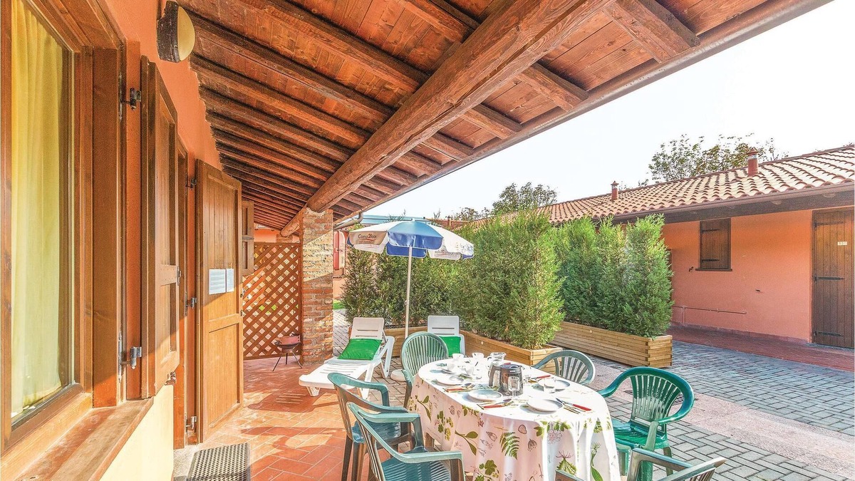 Iseo Apartment | The town of Iseo is located directly on the shores of the homonymous Lake Iseo, 30 km east of the hi