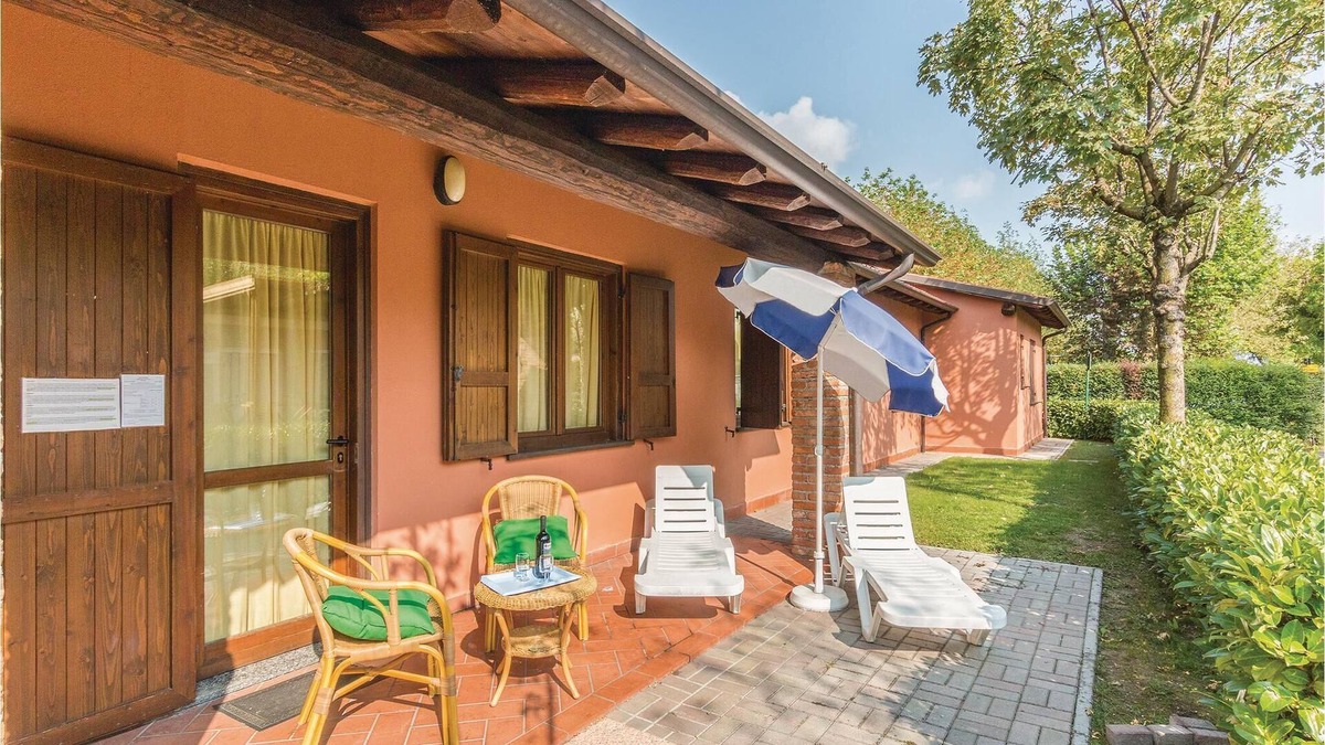Iseo Apartment | The town of Iseo is located directly on the shores of the homonymous Lake Iseo, 30 km east of the hi
