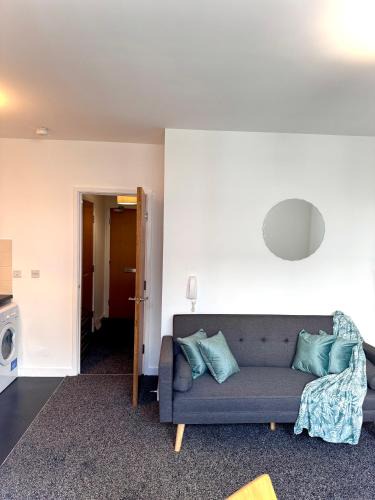 Old Trafford Apartment | The Trafford Luxe , Garage Parking, Self Check-in Anytime - Perfect for Late Arrivals, Ultra- Fast Wi-Fi, 5 mins to Old Trafford Stadium