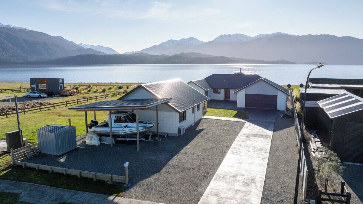 Te Anau House | The Tranquil Edge - Te Anau Holiday Home