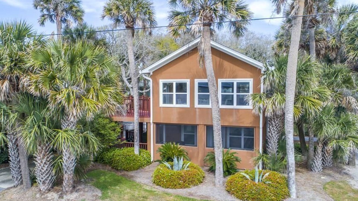 Folly Beach House | The Tree House! Ocean Views, Pet-Friendly with Fenced In Yard