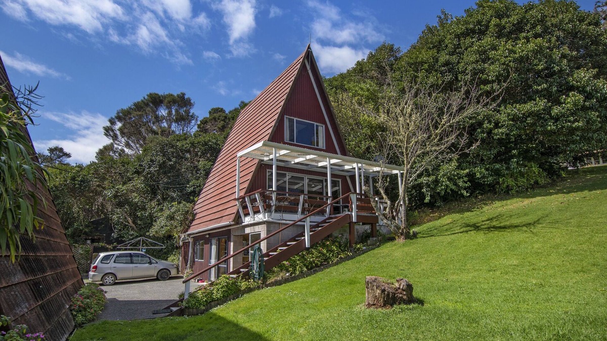 Okiato Cottage | The Tree House Wairoro Park - Russell Holiday Home