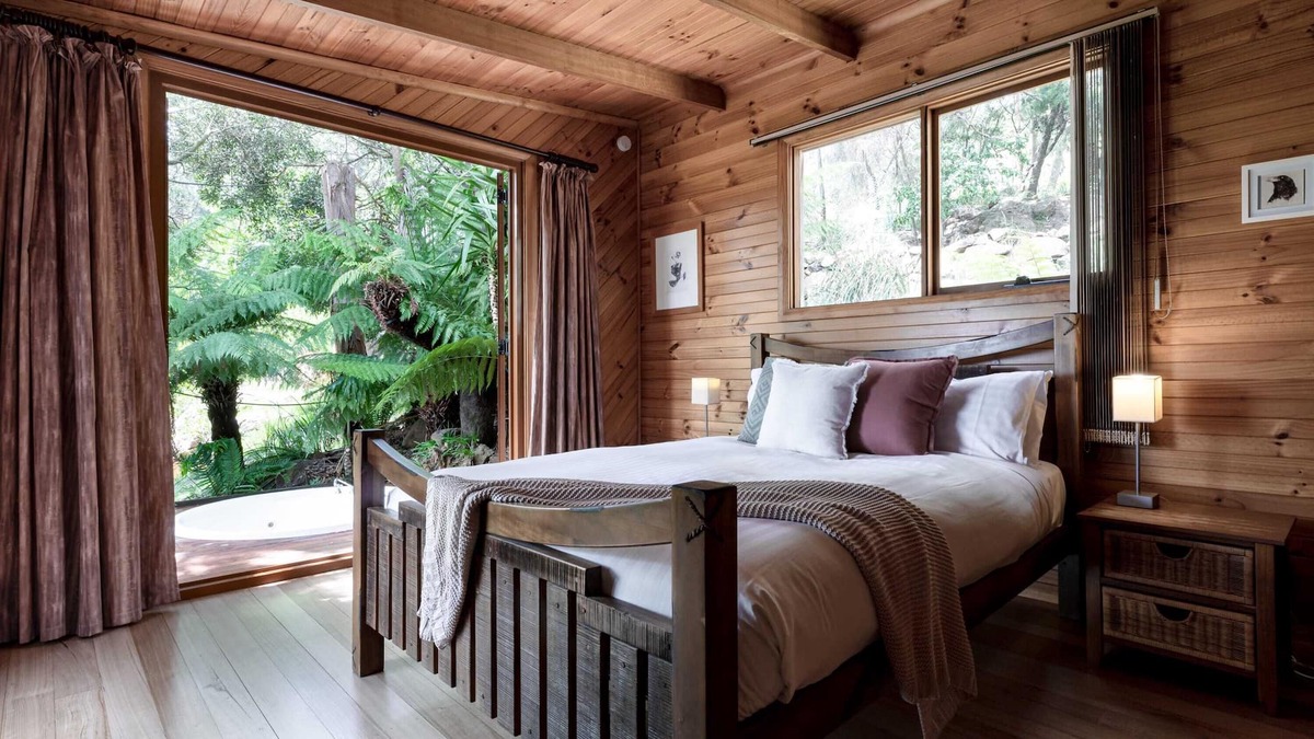 Riverside House | The Treehouse: A Mile Away & Only Minutes to town
