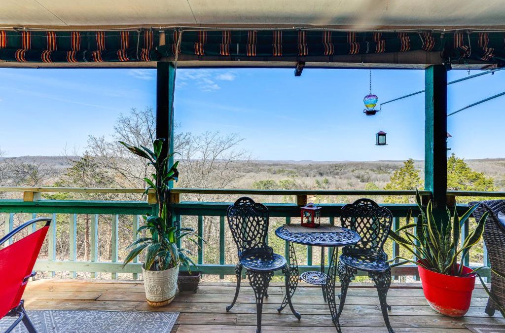 Hardy House | The Treehouse in Cherokee Village Deck and Views