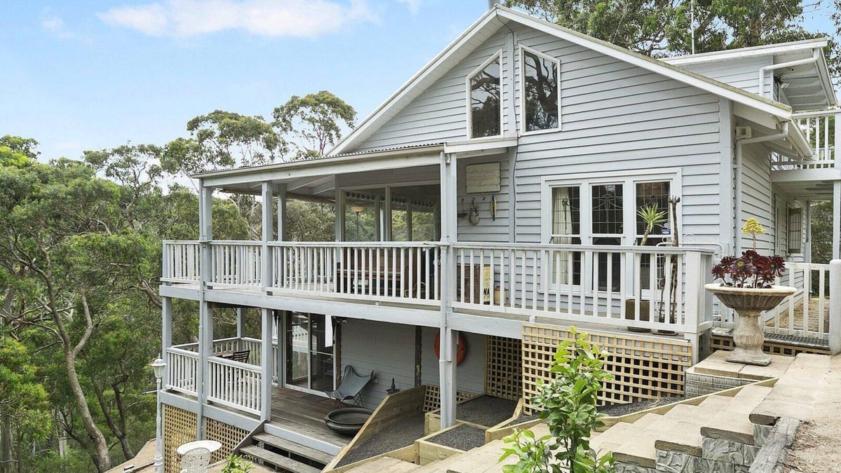 Lorne House | The Treehouse - Stunning Otway Surrounds, Pets & Free WIFI
